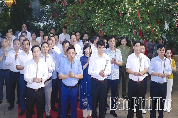 Ban Tổ chức Giỗ Tổ Hùng Vương - Lễ hội Đền Hùng và Tuần Văn hóa - Du lịch Đất Tổ dâng hương tại Khu di tích lịch sử Đền Hùng