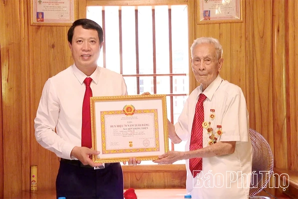 Trao Huy hiệu 70 năm tuổi Đảng tại xã Bản Nguyên