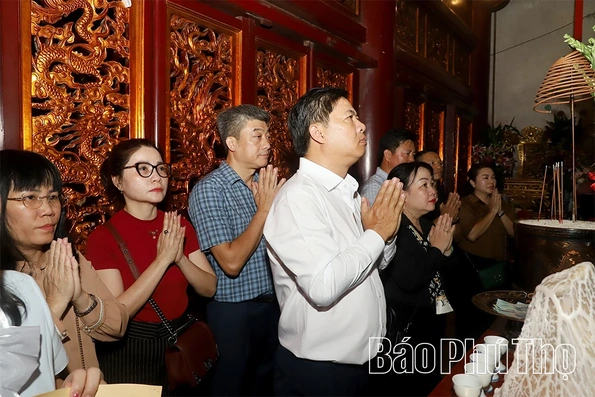 Đoàn công tác Ban Thường vụ Tỉnh ủy Đắk Lắk dâng hương tưởng niệm các Vua Hùng