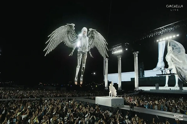 Lisa gây ấn tượng mạnh tại Coachella với tạo hình “giống trí tuệ nhân tạo”