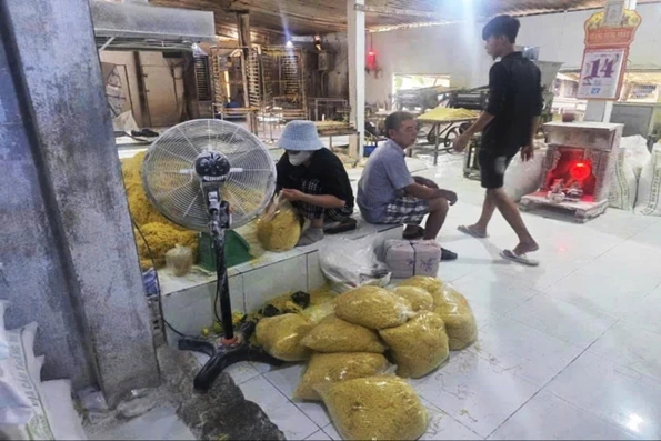 Lò sản xuất 2.800 tấn mì tươi “ngậm” hàn the, thủy tinh lỏng ở TP HCM