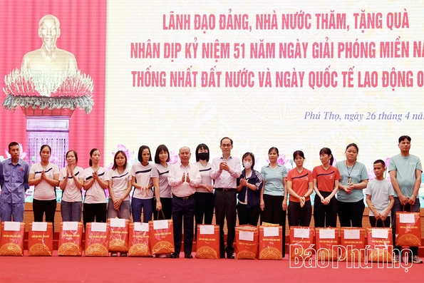 Bộ trưởng Bộ Ngoại giao Lê Hoài Trung trao 200 suất quà của Đảng và Nhà nước tặng gia đình chính sách, người có hoàn cảnh khó khăn, đoàn viên, người lao động
