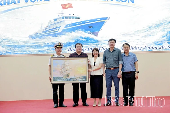 Tư vấn, hướng nghiệp “Tuổi trẻ Đất Tổ - Khát vọng vươn ra biển lớn”