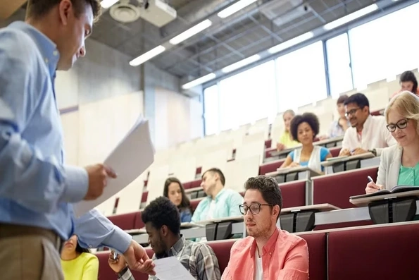 Chính phủ Pháp sẽ siết chính sách với sinh viên nước ngoài