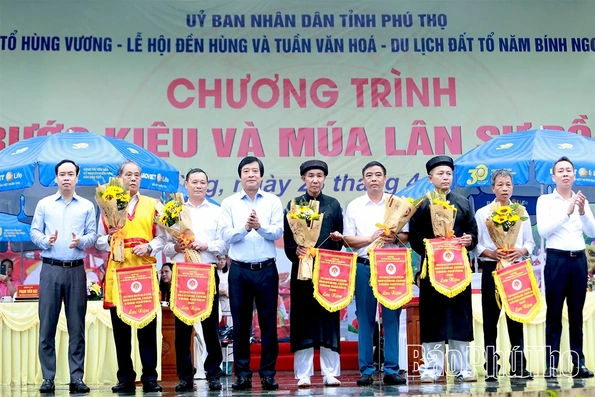 Rước kiệu về Đền Hùng tri ân công đức Tổ tiên