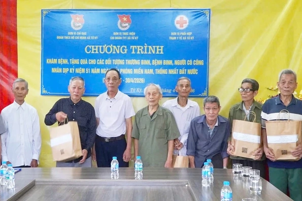 Chăm lo đời sống người có công nhân kỷ niệm 51 năm Ngày Giải phóng miền Nam, thống nhất đất nước