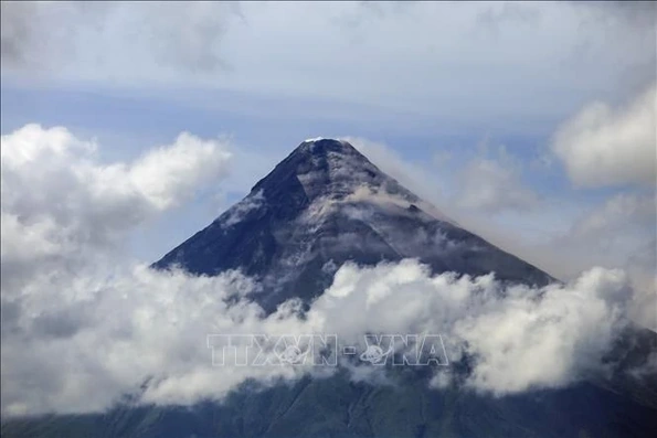 Philippines sơ tán hàng nghìn người do núi lửa Mayon phun trào