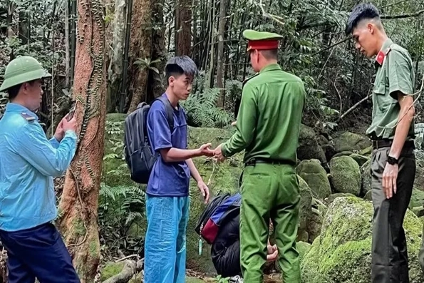 Giải cứu an toàn hai du khách bị lạc trong rừng sâu Tây Yên Tử