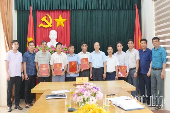 Xã Hoàng An trao Giấy chứng nhận quyền sử dụng đất cho 7 hộ dân