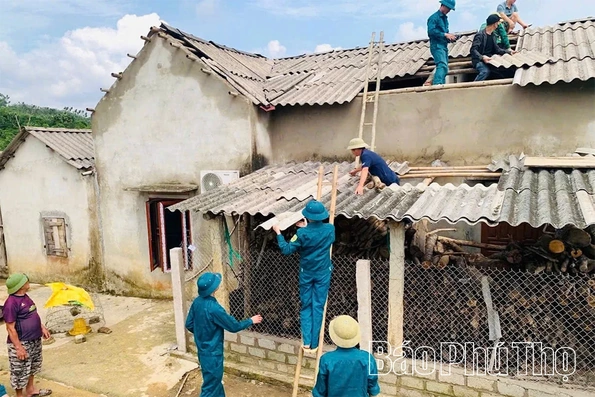 Bộ đội và dân quân khẩn trương hỗ trợ nhân dân sau mưa dông