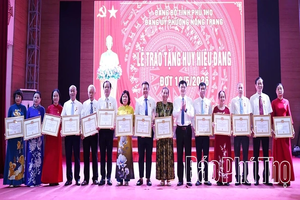 70 đảng viên phường Nông Trang được tặng Huy hiệu Đảng đợt 19/5