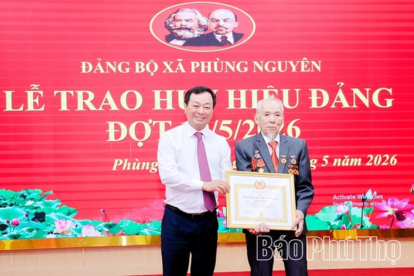 Đảng bộ xã Phùng Nguyên trao Huy hiệu Đảng cho 44 đảng viên đợt 19/5