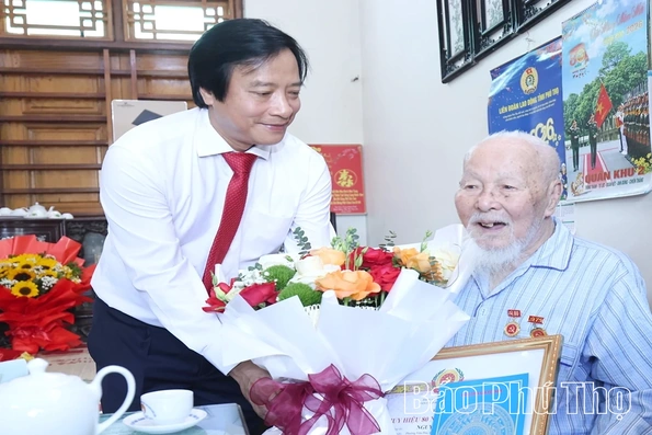 Trao Huy hiệu 80 năm tuổi Đảng cho đảng viên Nguyễn Hoàng Cần