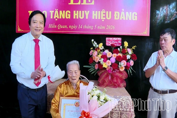 Phó Bí thư Tỉnh ủy Nguyễn Mạnh Sơn trao Huy hiệu 80 năm tuổi Đảng tại xã Hiền Quan
