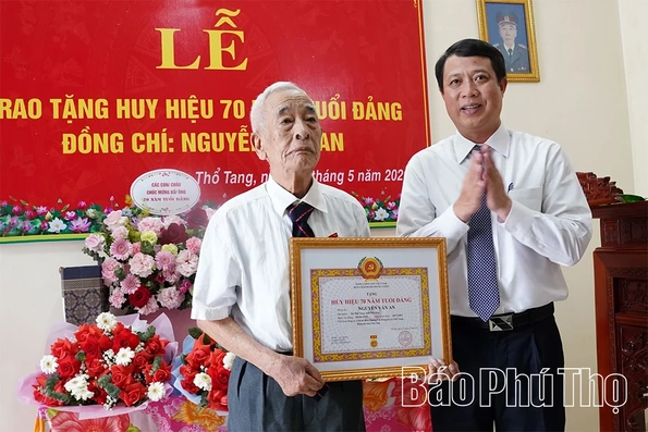 Trao Huy hiệu 70 năm tuổi Đảng cho đảng viên lão thành xã Thổ Tang