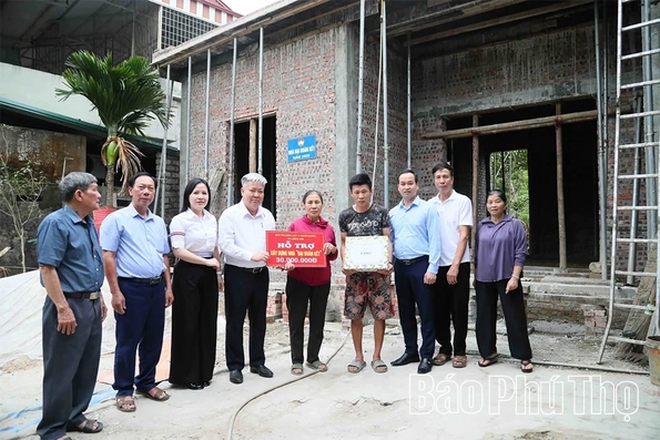 Trao&nbsp;lòng nhân ái, lan tỏa yêu thương