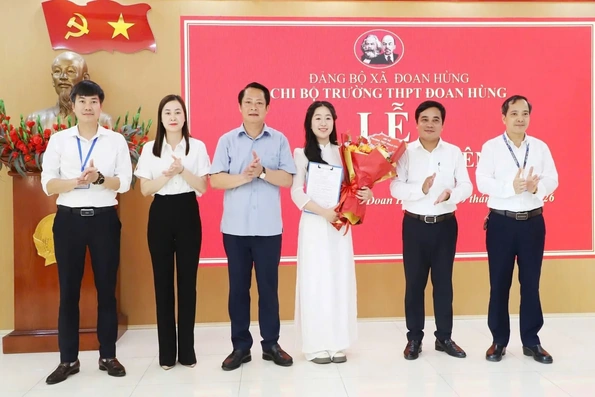 Kết nạp Đảng cho 21 học sinh trong ngày sinh nhật Bác
