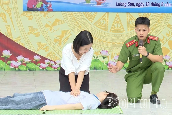 Trang bị kiến thức, kỹ năng về an toàn giao thông và phòng, chống đuối nước cho trên 300 cán bộ, giáo viên, học sinh