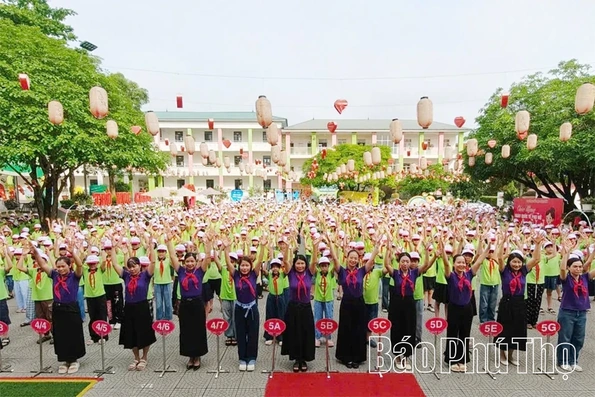 Các trường học tổ chức nhiều hoạt động kỷ niệm 136 năm ngày sinh Chủ tịch Hồ Chí Minh