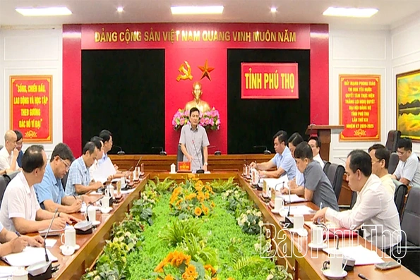 Phó Chủ tịch UBND tỉnh Vũ Việt Văn nghe báo cáo về quy hoạch, nhà ở và hạ tầng đô thị