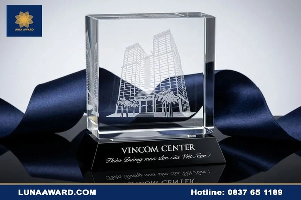 Kỷ niệm chương pha lê Luna Award Vietnam - Nâng tầm giá trị vinh danh