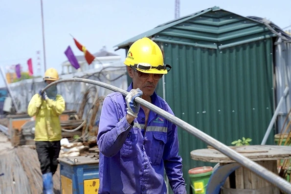 Thời tiết ngày 27/5: Bắc Bộ, Trung Bộ tiếp tục nắng nóng gay gắt, chiều tối mưa dông cục bộ