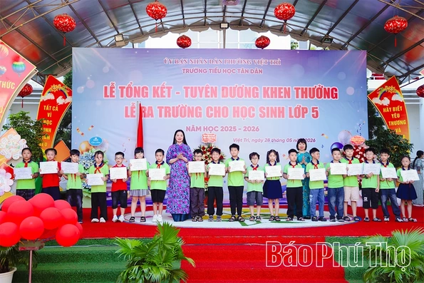 Trường Tiểu học Tân Dân tuyên dương, khen thưởng học sinh xuất sắc năm học 2025 - 2026