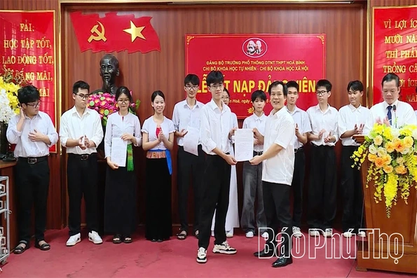 Kết nạp Đảng cho 19 học sinh Trường Phổ thông Dân tộc nội trú THPT Hòa Bình