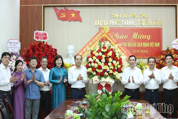 Phó Bí thư Tỉnh ủy Bùi Huy Vĩnh chúc mừng Báo và phát thanh, truyền hình Phú Thọ nhân Ngày Báo chí cách mạng Việt Nam