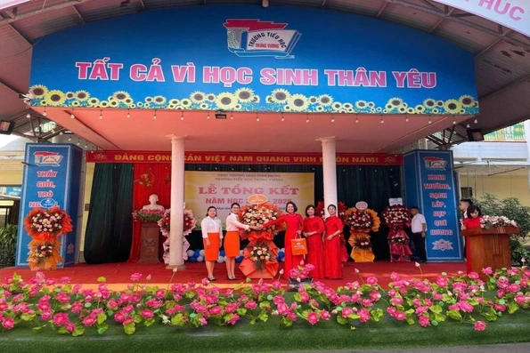 Hệ thống Anh ngữ Quốc tế Edu World đồng hành cùng nhiều trường học trao học bổng cho học sinh xuất sắc