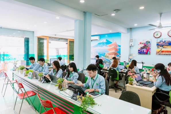Đất Việt Tour: Cầu Nối Đưa Du Khách Khám Phá Vẻ Đẹp Duyên Hải Miền Trung