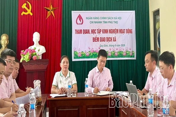 Ngân hàng Chính sách xã hội tỉnh tham quan, học tập kinh nghiệm tại các điểm giao dịch xã Quy Đức