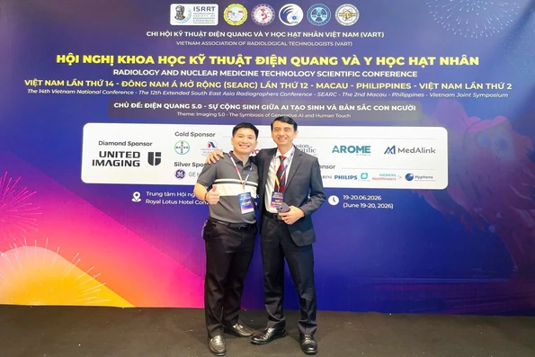Đại diện Bệnh viện Hữu nghị Lạc Việt ghi dấu ấn với giải thưởng Báo cáo xuất sắc nhất