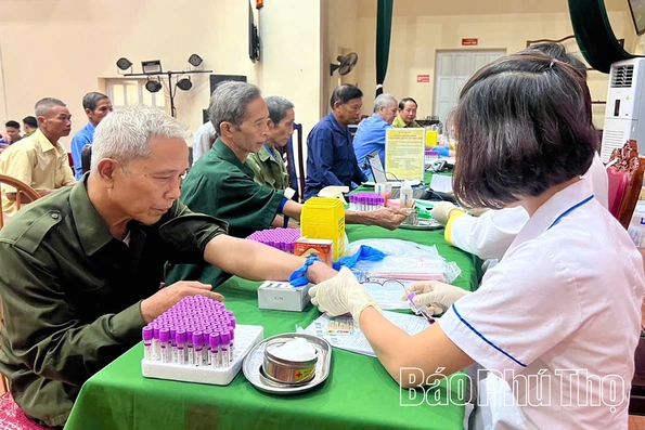Thu nhận mẫu ADN thân nhân liệt sĩ tại khu vực Cao Phong