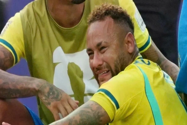 Ảnh Neymar gục ngã gây bão toàn cầu