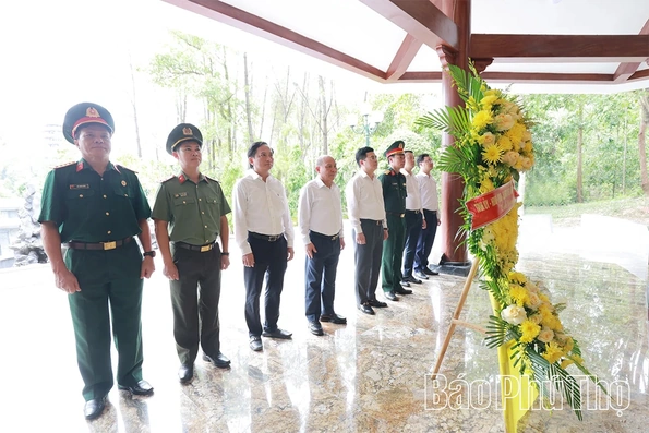 Đoàn đại biểu tỉnh Phú Thọ dâng hương tại Khu di tích Ngã ba Đồng Lộc