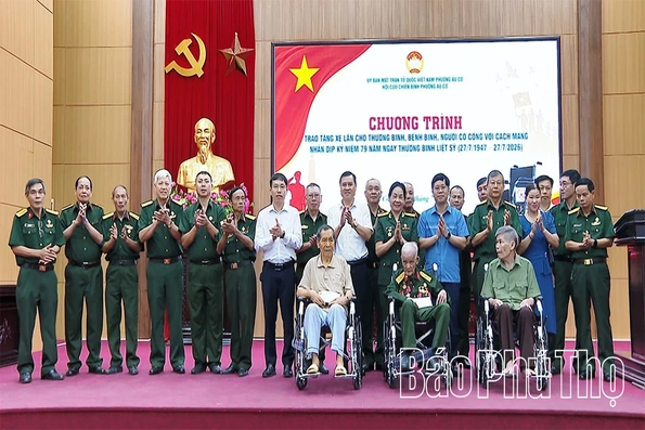 Trao tặng xe lăn cho thương binh, bệnh binh và người có công