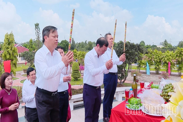 Phó Bí thư Thường trực Tỉnh ủy Bùi Văn Quang&nbsp;dâng hương các anh hùng liệt sĩ tại An Giang