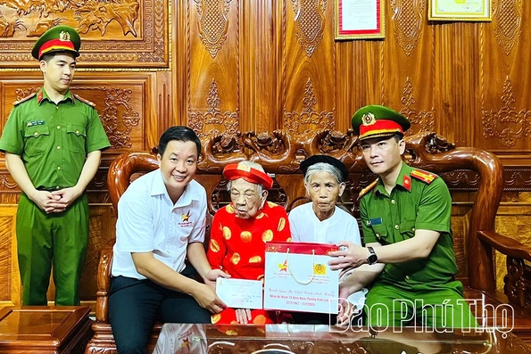 Hội Doanh nhân trẻ tỉnh Phú Thọ thăm, tặng quà các Mẹ Việt Nam anh hùng