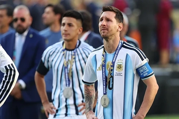 Messi và cổ động viên thừa nhận đội Tây Ban Nha chơi hay hơn
