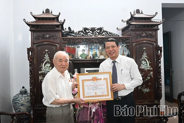 Trao Huy hiệu 70 năm tuổi Đảng cho đảng viên lão thành