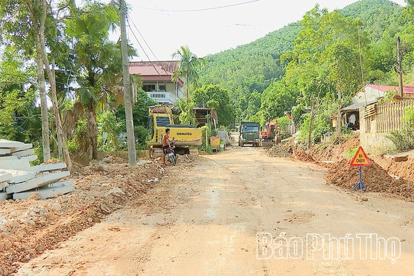 Tăng tốc thi công tuyến đường liên thôn hơn 12 tỷ đồng ở Yên Lập