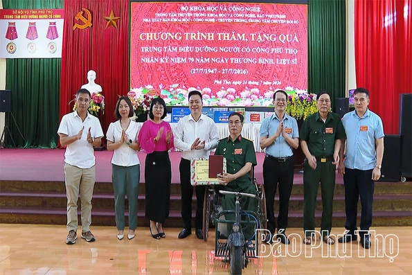 Thăm, tặng quà Trung tâm Điều dưỡng người có công Phú Thọ