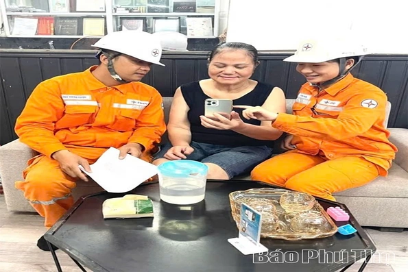 Điện lực Phú Thọ hỗ trợ hơn 41.000 khách hàng cài đặt ứng dụng EVN CSKH