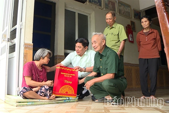 Trao 300 suất quà cho&nbsp;nạn nhân chất độc da cam có hoàn cảnh khó khăn
