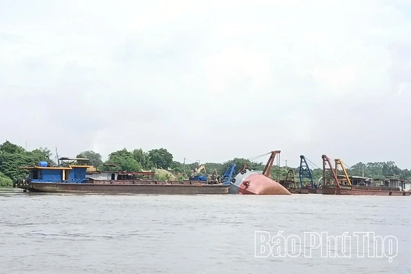 Trục vớt tàu chìm trên sông Lô