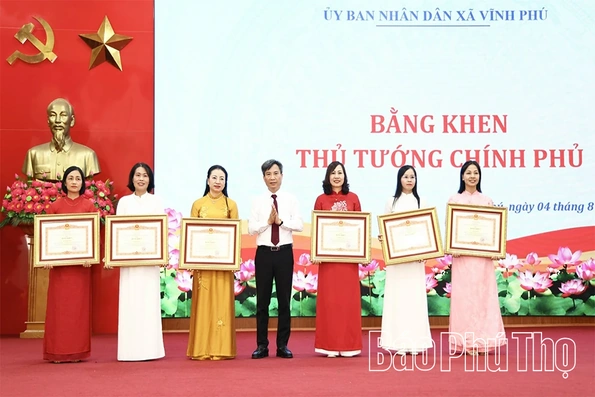 Tuyên dương&nbsp;khen thưởng hơn 600&nbsp;học sinh, giáo viên có thành tích xuất sắc