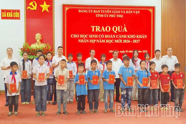 Trao quà cho học sinh có hoàn cảnh khó khăn tại xã Khả Cửu