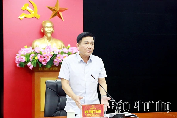 Phó Chủ tịch UBND tỉnh Vũ Việt Văn nghe báo cáo một số dự án nhà ở xã hội, phát triển đô thị