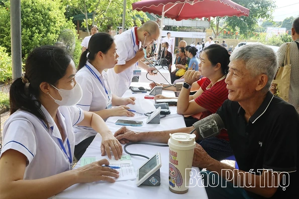 Phường Thống Nhất khám sức khỏe, sàng lọc miễn phí cho người dân